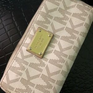 💯💯 Michael Kors wallet Authentic